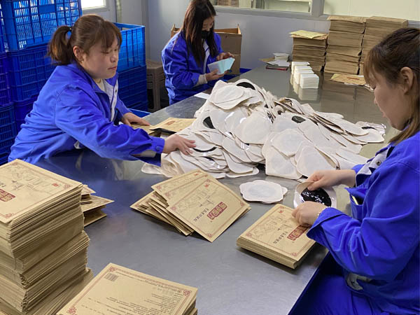膏貼代加工外用貼劑市場好做嗎？膏藥加工生產(chǎn)廠家分析幾點
